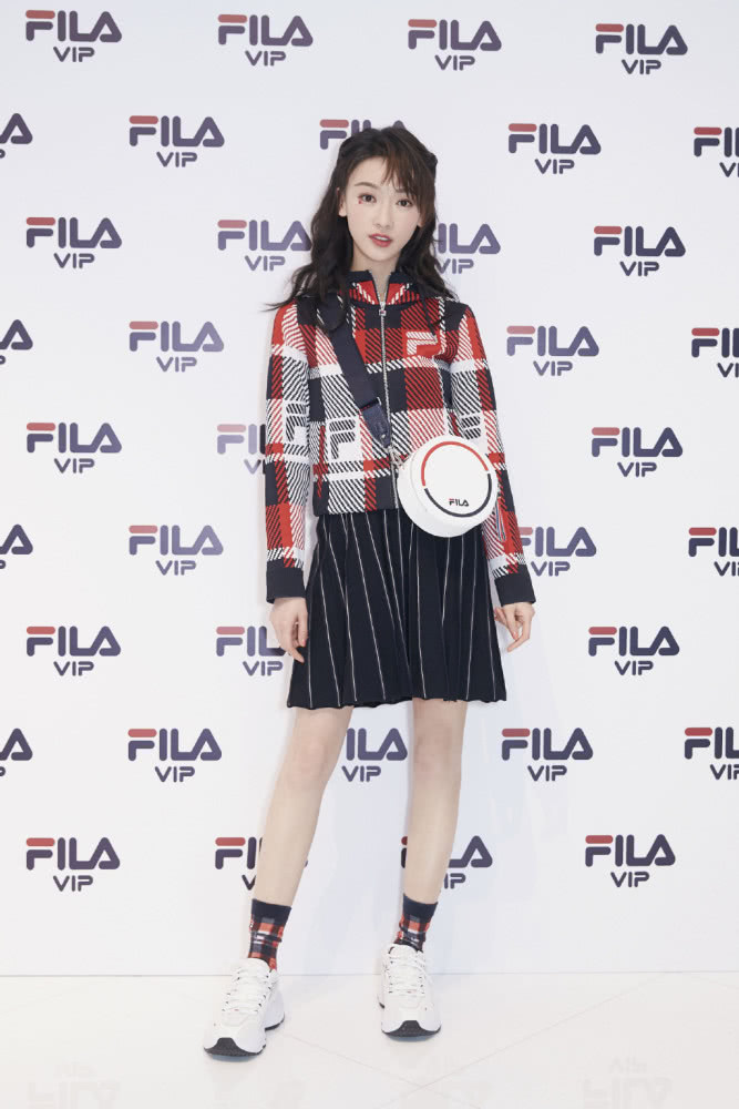 吴谨言穿外套配短裙,少女感十足