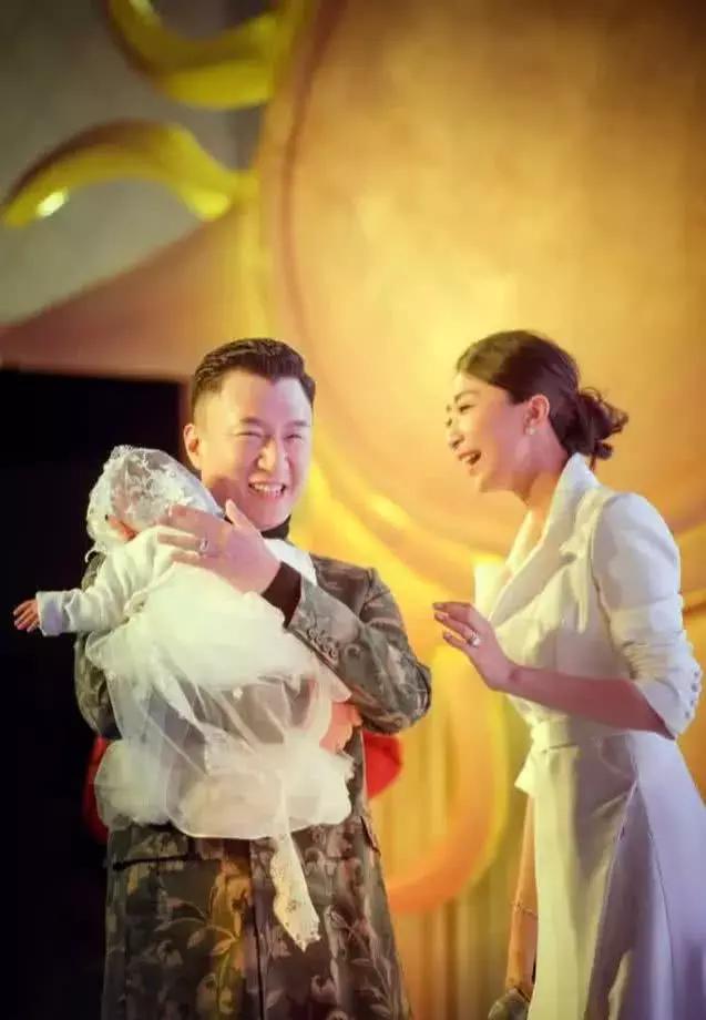 孙红雷娇妻罕见晒女儿照片,扎双马尾背影呆萌,2岁已长这么高了