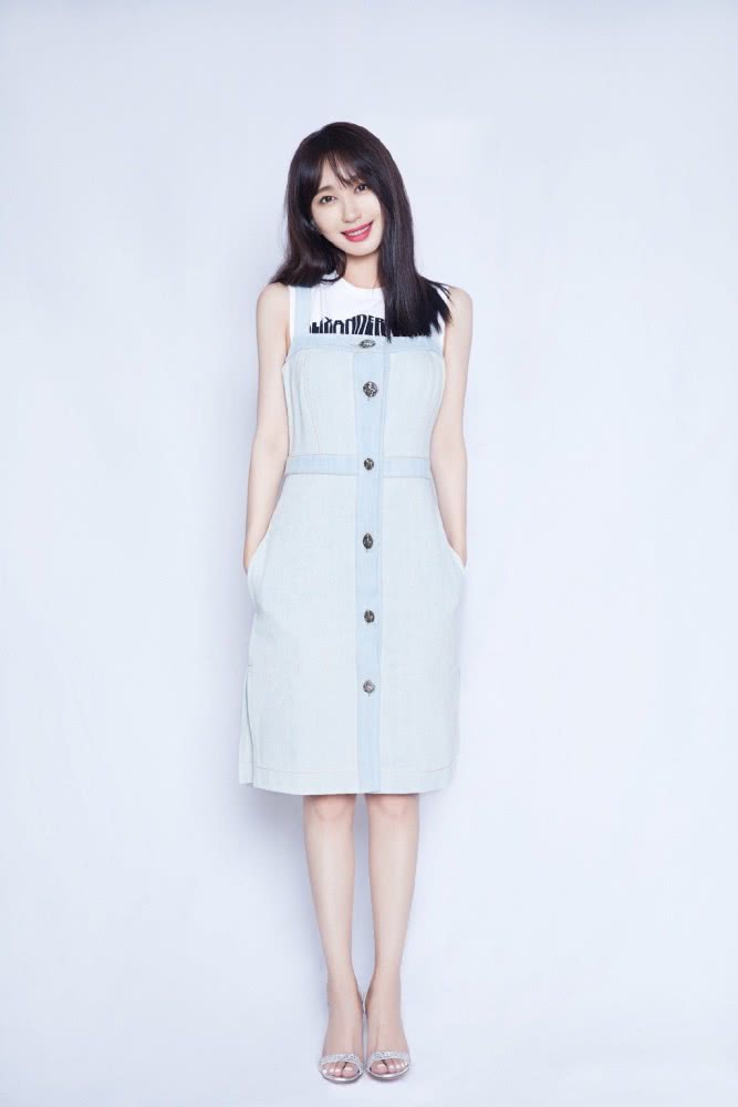 美女李菲儿穿"笑脸"毛绒外套紧身裤,32岁依然娇俏可爱