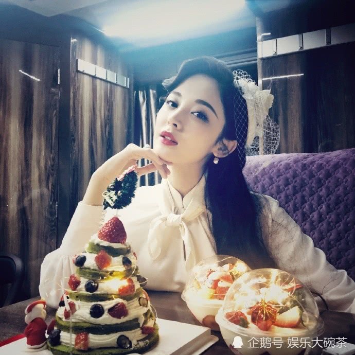 娜扎晒身穿白色上衣秀圣诞节美照，头戴白色网纱不仅优雅还甜美可爱