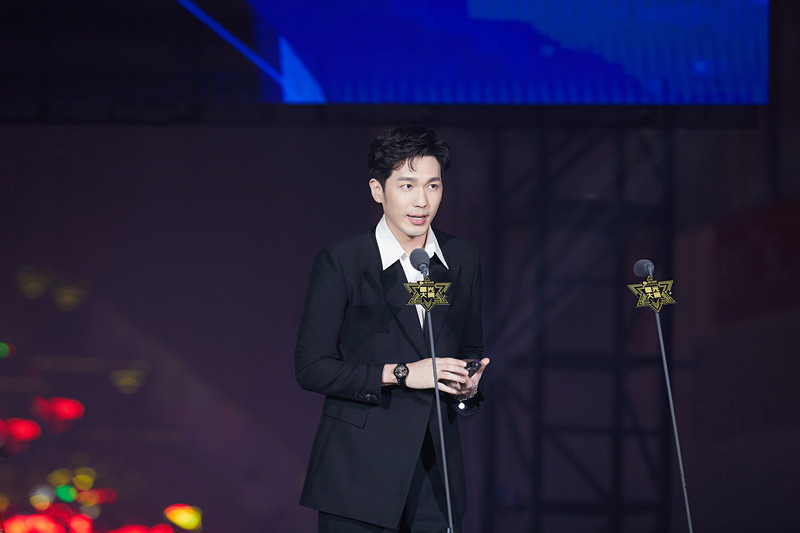 李现回应左手无名指戴戒指 姚晨透露将监制纯艺术片