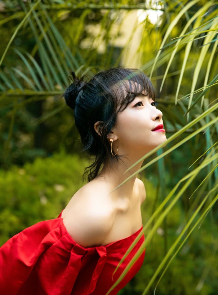 美女宋茜穿红色裙装太好看,简单的衣服穿出了不一样的感觉