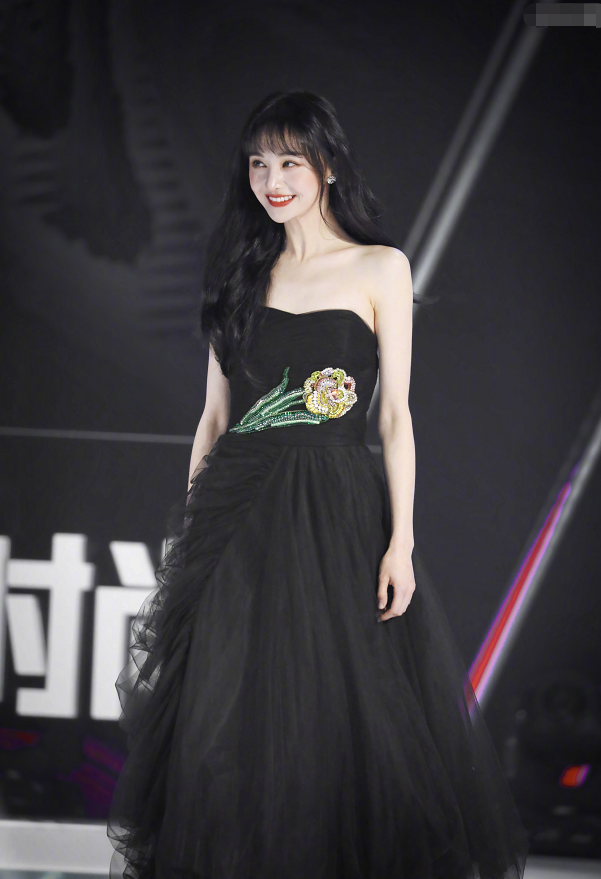 有种“整容”叫郑爽联合国发言，当她卸妆素颜出镜后，网友瞬间沸腾了