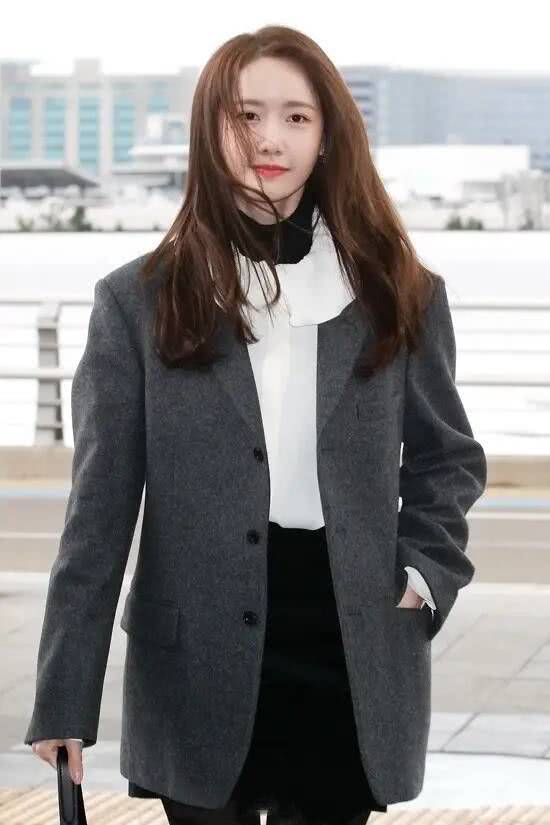 韩国美女林允儿机场时尚穿搭,灯芯绒背带裤内搭高领毛衣,乖巧甜美超有范