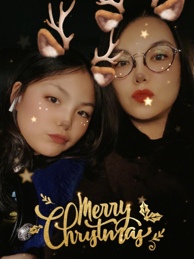 李湘晒与女儿王诗龄合照一起过圣诞节,网友:母女长得越来越像了
