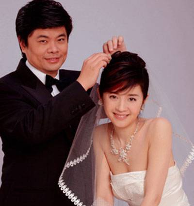 曾是央视著名女主持,丈夫为她抛弃原配,如今慢慢沦落为路人