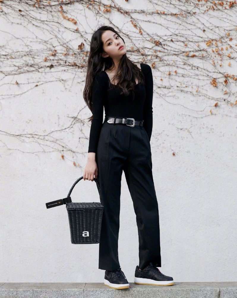 欧阳娜娜穿亮钻粉色轻纱裙，配卷发甜美又帅气