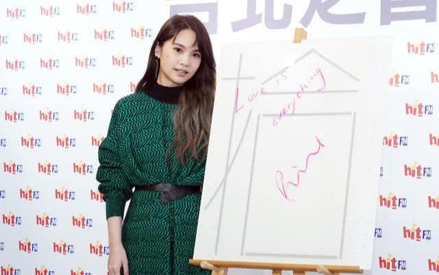 杨丞琳穿几何印花针织裙看得人眼晕,系腰带勒出小蛮腰