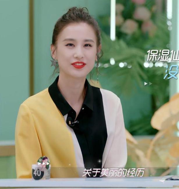 不愧是杨子的老婆,壕气!黄圣依大方送上护肤品,戚薇一脸惊讶