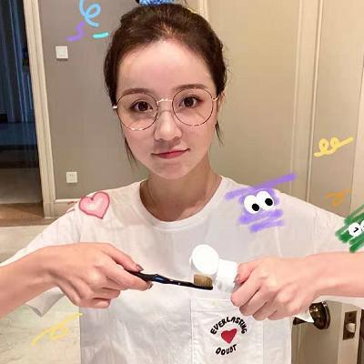 千万网红莉哥,离开网络一年后体重骤减,素颜憔悴强颜欢笑