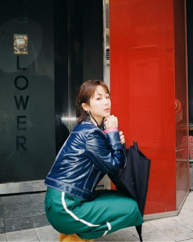 美女杨紫穿短款皮衣配绿色半身裙街拍,短发造型时尚洋气