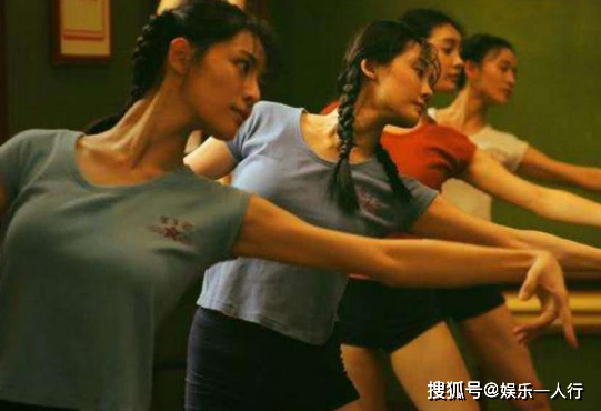 冯小刚亲自挑选的“芳华三美”,如今前两位大红大紫,为何她已经杳无音信?