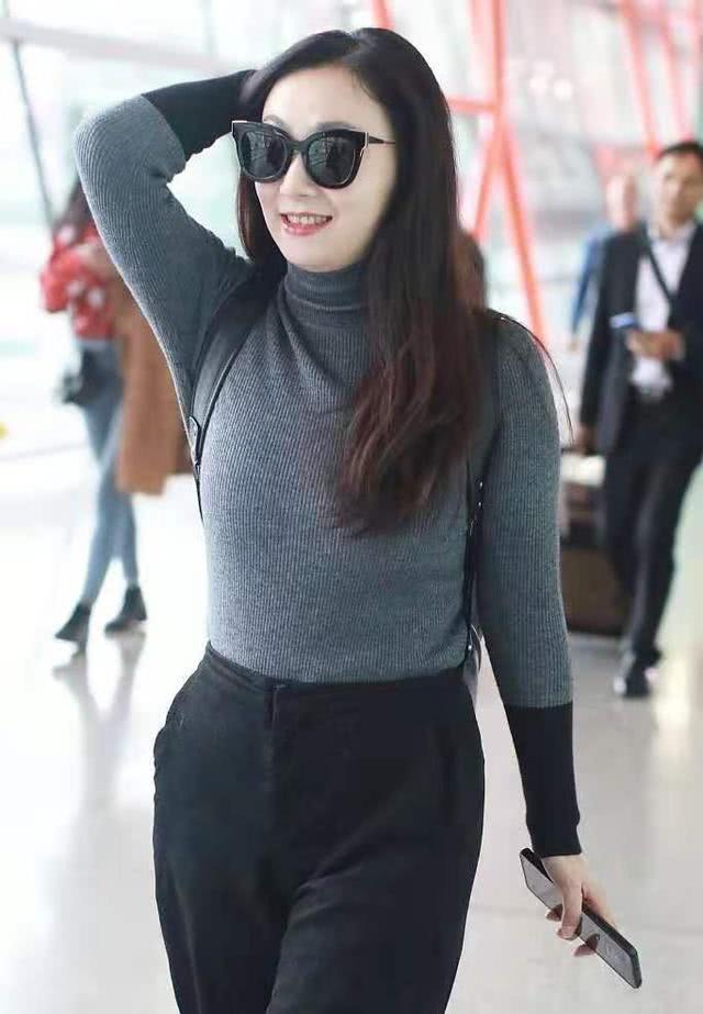 50岁女人要记住,毛呢外套回避大妈穿法,用绳子这样扣洋气还显瘦