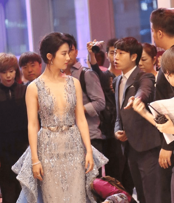 当32岁刘亦菲撞上35岁唐嫣,网友:仅差3岁,却压根不是一条道上的!