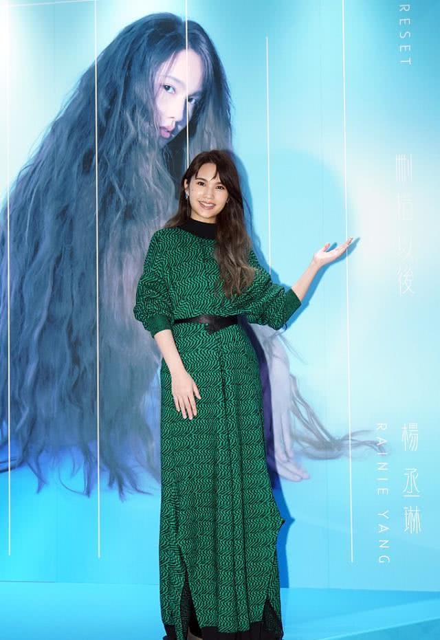 杨丞琳穿几何印花针织裙看得人眼晕,系腰带勒出小蛮腰