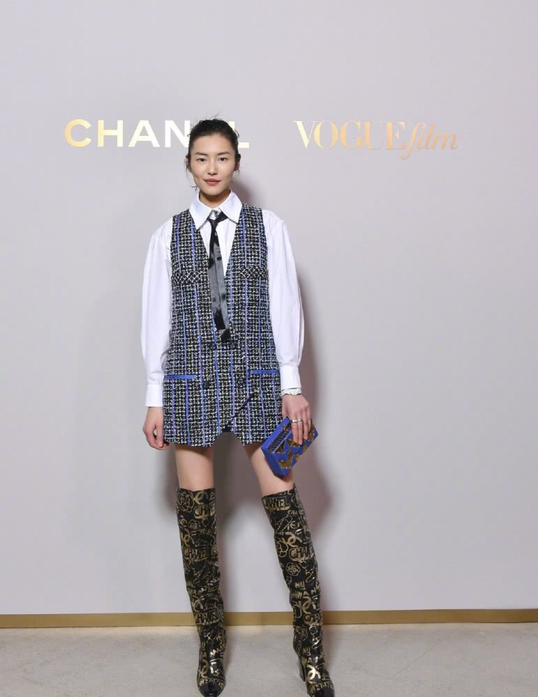 刘雯私服穿针织衫配格纹裤，秀马甲线被怒赞巴掌腰