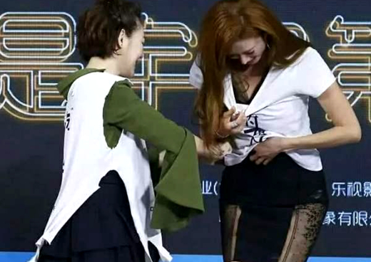 日本人妻“林志玲”，被当众“撕衣”，面红耳赤难掩“娇羞”！