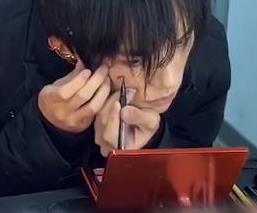 易烊千玺有多高能?玊尔演唱会的妆,没想到是自己化的,过程曝光