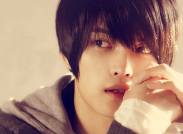 4岁被抛弃,养父家8个姐姐宠他上天,红遍后亲生父母上门认亲