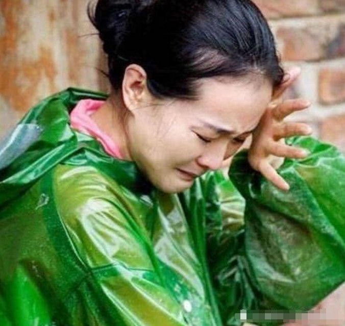同样是豪门媳妇,黄圣依每年2亿零花钱,她每晚跪着给婆婆洗脚!