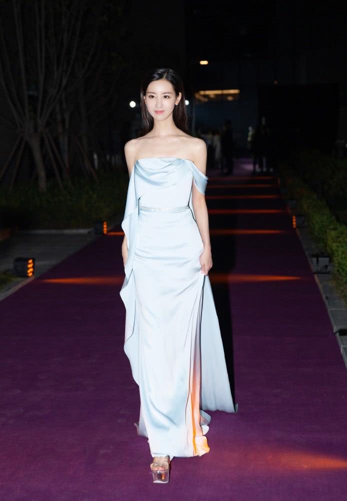 校花美女陈都灵穿连体裤配马丁靴，显高又帅气