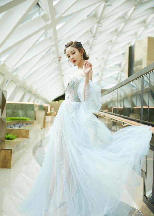 美女宋祖儿穿露肩轻纱裙，美似小仙女