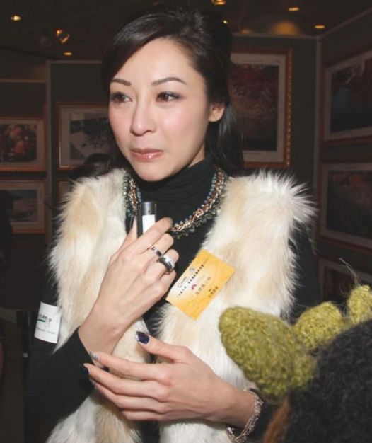 她是港姐出身,为嫁豪门不惜放弃事业,今人财两空以5元面包度日