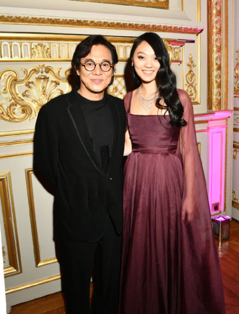 李连杰的女儿,邱淑贞的女儿,参加“名媛舞会”骨子里透着的都是自信