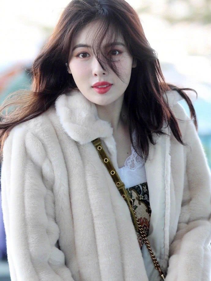 韩国美女明星金泫雅淡妆也很美,羊羔毛外套搭配碎花裙少女感十足!