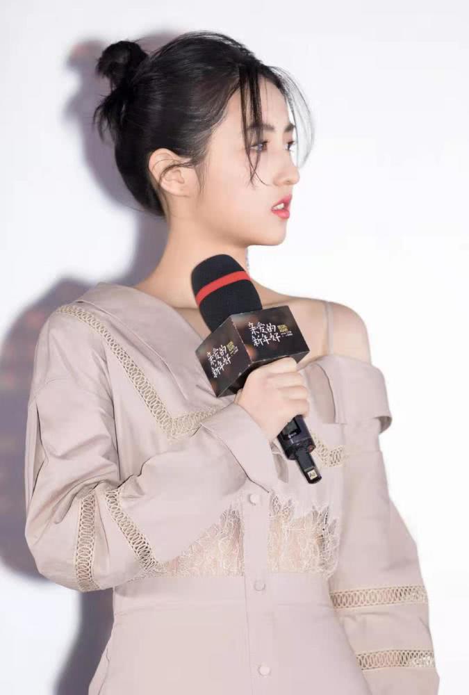 18岁张子枫出席活动穿半露肩衬衫裙，美得脱俗