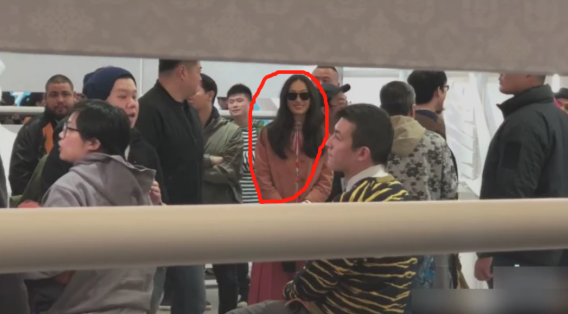 冠希哥又发飙了!现场剑拔弩张,老婆秦舒培在旁一脸无奈尬笑