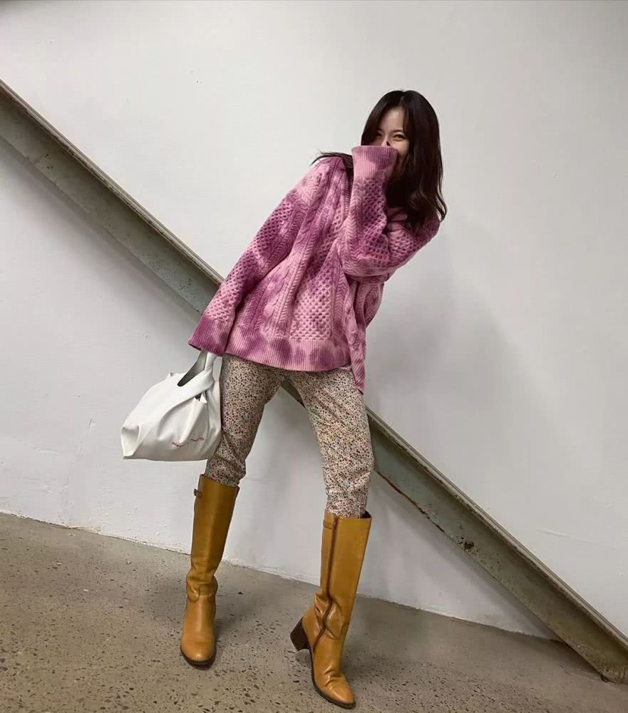 泫雅的INS又又又更新了 乍一看我还以为她眼泪滴在毛衣上了