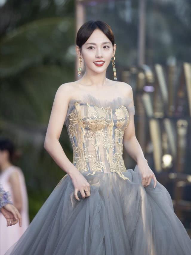 美女张嘉倪穿雾霾蓝长裙,美得不可方物,这气质太迷人