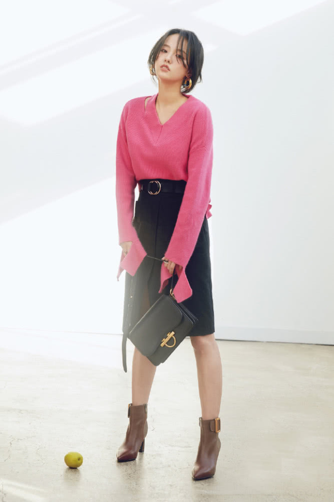 张嘉倪穿针织衫配皮裤，凹出酷帅少女感