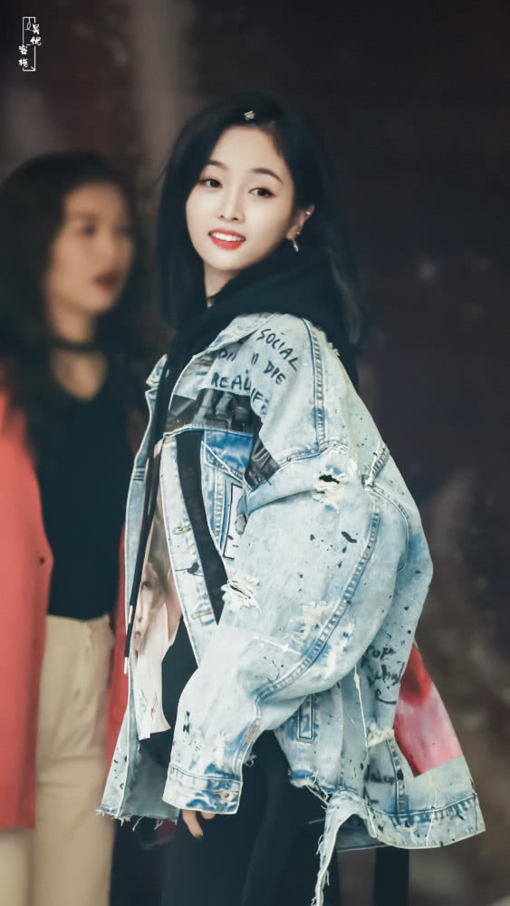 美女吴宣仪两套造型都穿牛仔外套,一个甜美一个帅气