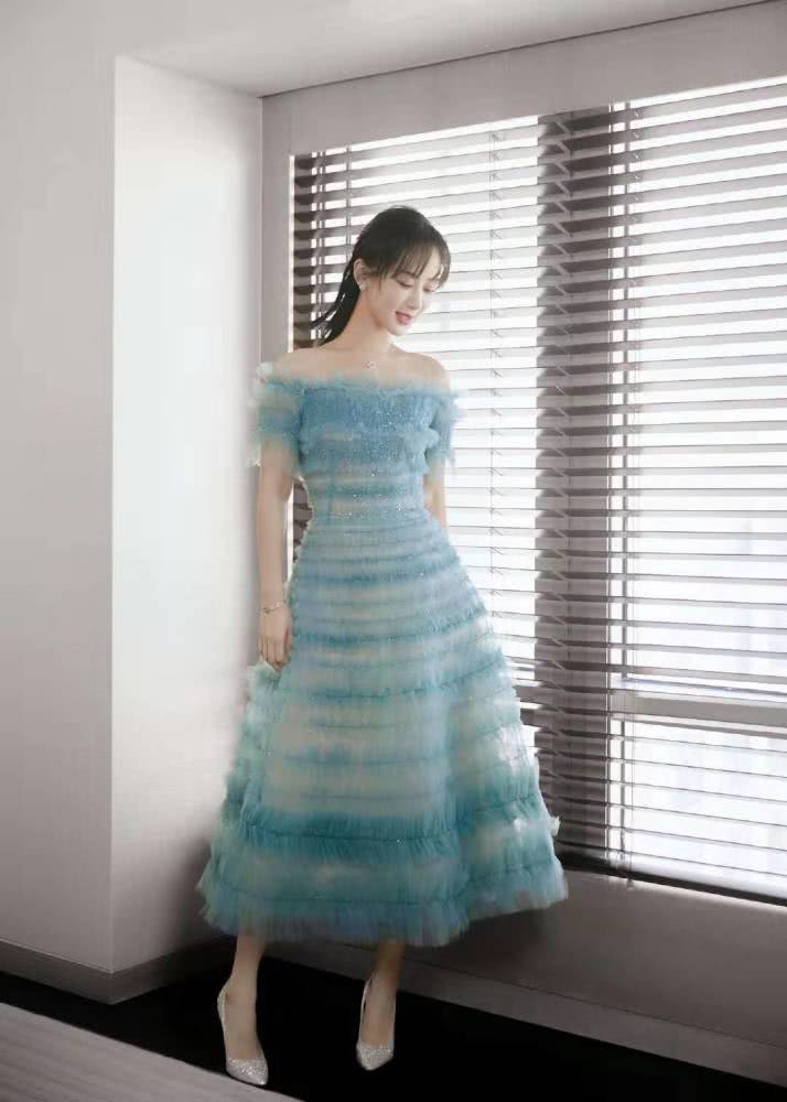 美女杨紫出席活动穿一袭薄荷绿轻纱裙,配精致编发好甜美