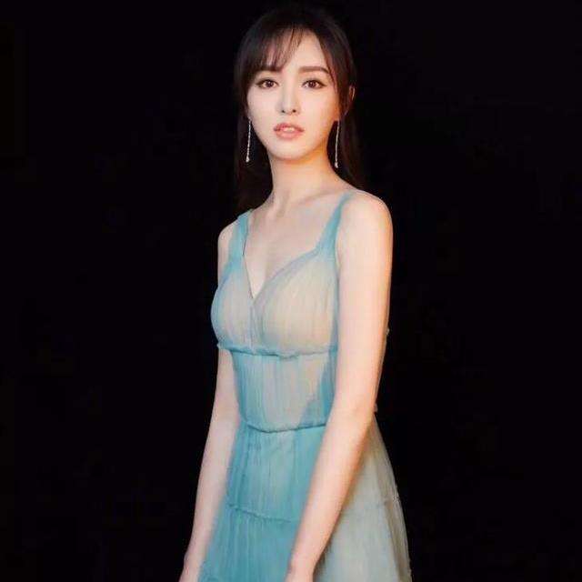 当32岁刘亦菲撞上35岁唐嫣,网友:仅差3岁,却压根不是一条道上的!