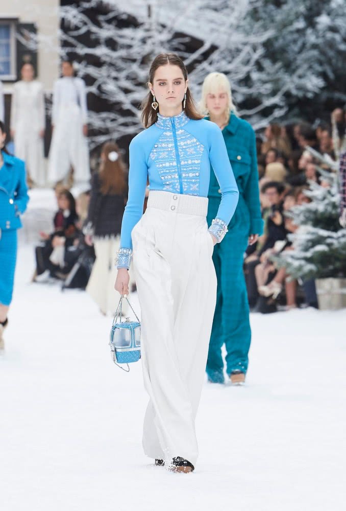 通勤必备白色裤装,是冬天里的一抹亮色