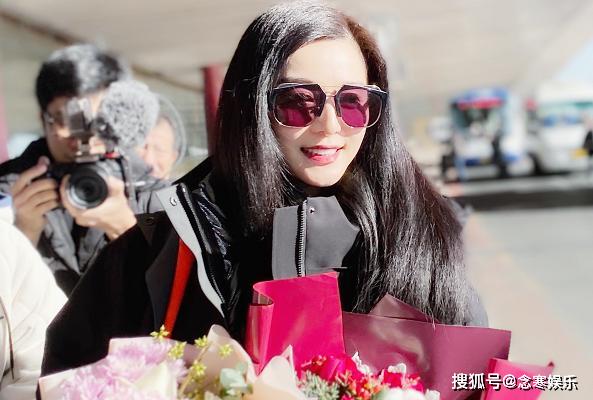 范冰冰出国前被传怀孕，上飞机后脱掉外套录VCR，尽显曼妙好身材