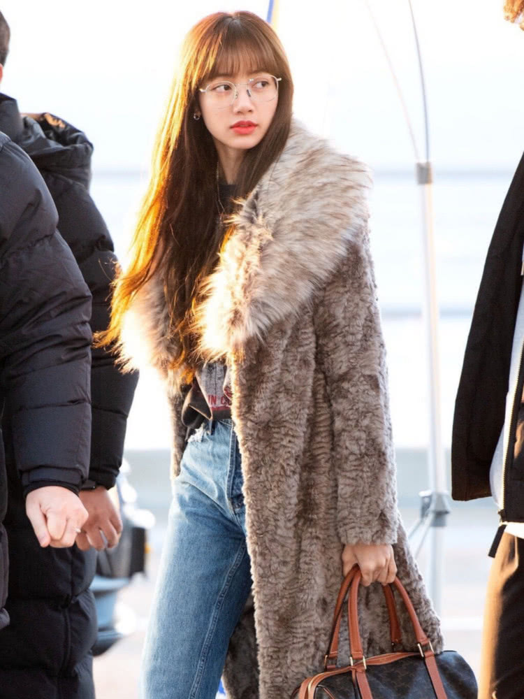 LISA现身机场，穿毛绒大衣太吸睛，不愧是“泰国甜豆”！