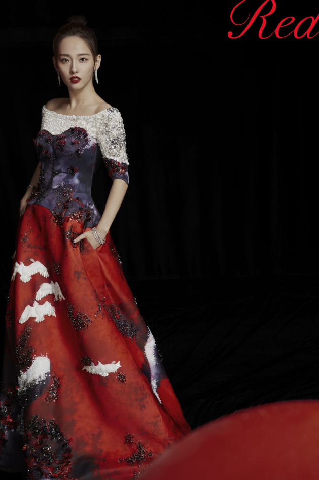 美女张嘉倪机场街拍，亮眼有个性