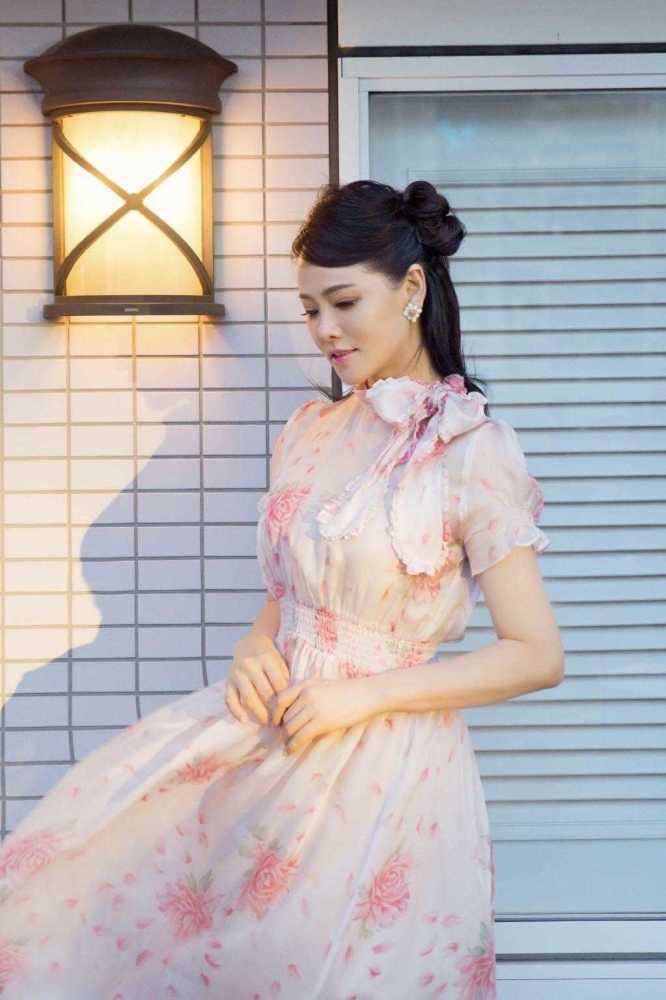 50岁的伊能静穿印花连衣裙无违和感,清新又减龄