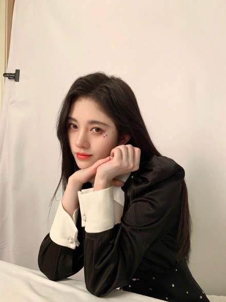 吴宣仪和鞠婧祎同是星星妆造型,到底谁更甜美?