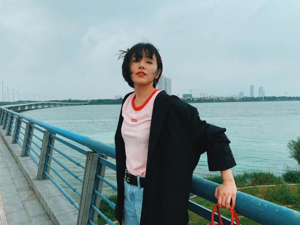 美女阚清子剪短发太高级,波波头搭配黑色外套个性十足,美呆了