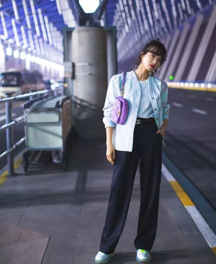 美女宋茜全身造型都是香奈儿，穿双厚底高跟鞋时尚感爆棚