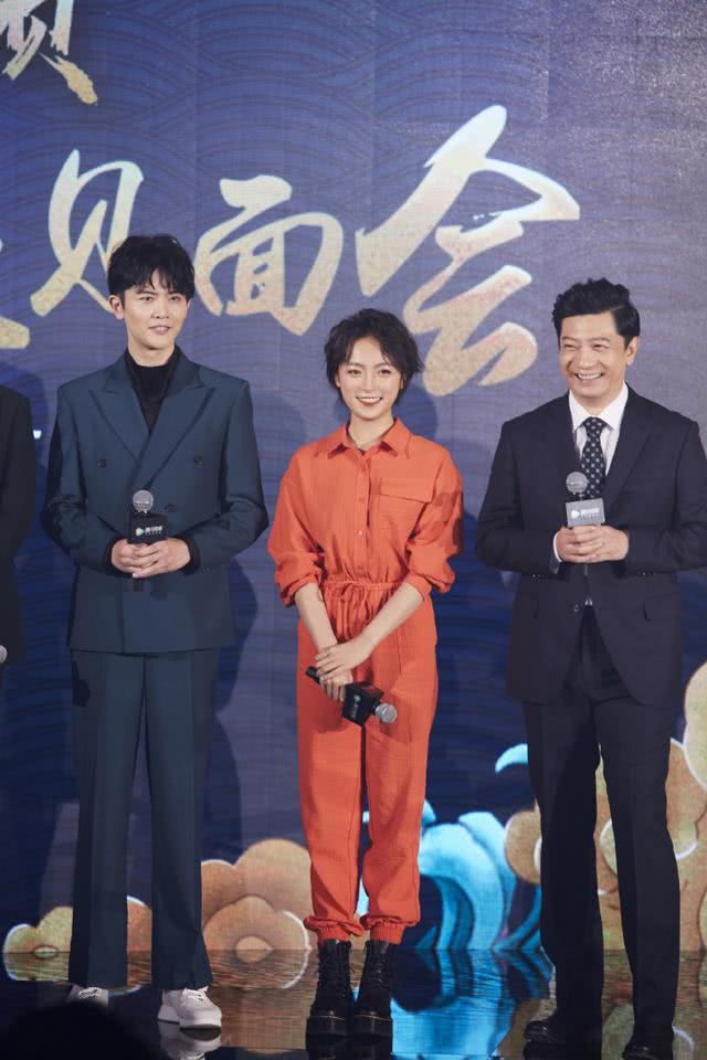 美女李沁针织短裙太唯美！但还是被抢镜