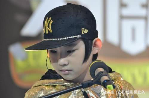 他9岁与周杰伦登春晚一炮而红，为捞钱不上学，今20岁让人唏嘘