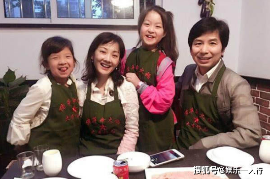 45岁牛莉一家近照,老公比郭冬临还帅,女儿长相貌美很像她