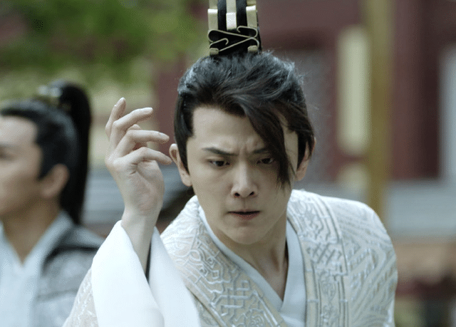 《庆余年》二皇子不穿鞋大火，得知戏外真实身份：庆帝都不敢惹！