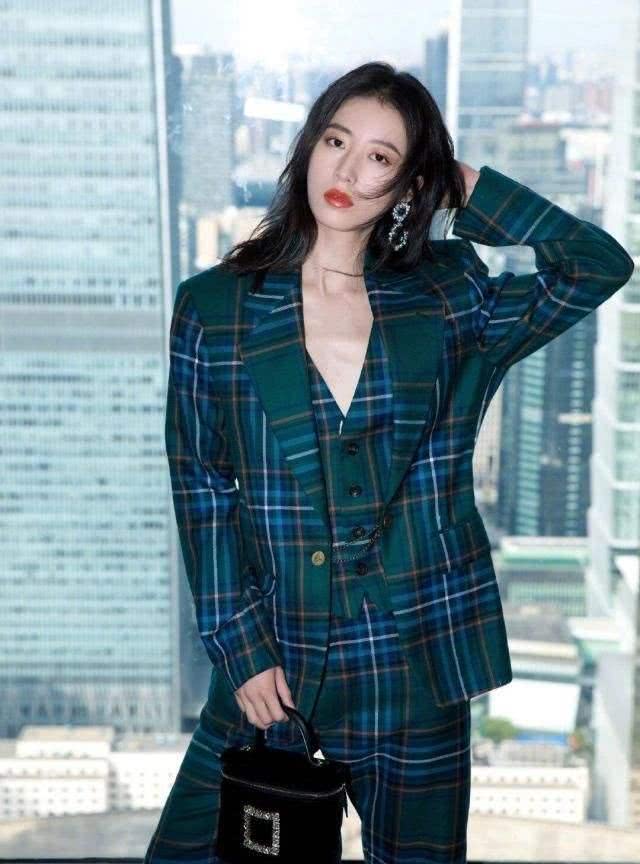 2020年锁骨发即将流行，这3款赵丽颖宋慧乔都换上了，减龄还好看